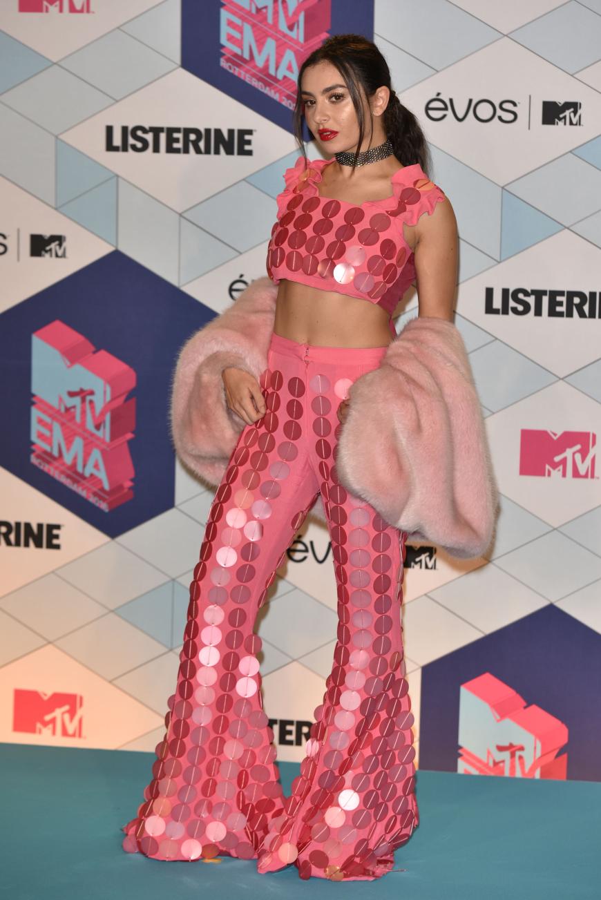 Charli XCX kam in einem bauchfreien pinken Pailletten-Outfit.