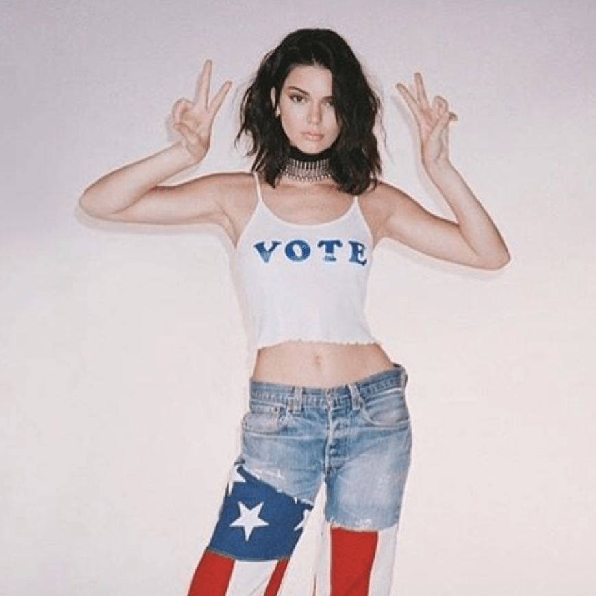Kendall Jenner trägt ihre Wahlaufforderung gleich auf dem Top. Vote!