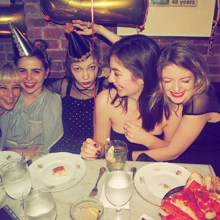 ... und feierte mit Mae Whitman, Karlie Kloss und vielen anderen.