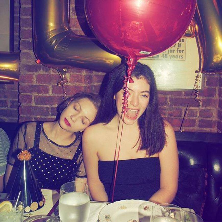Lorde freute sich über viele Luftballons.