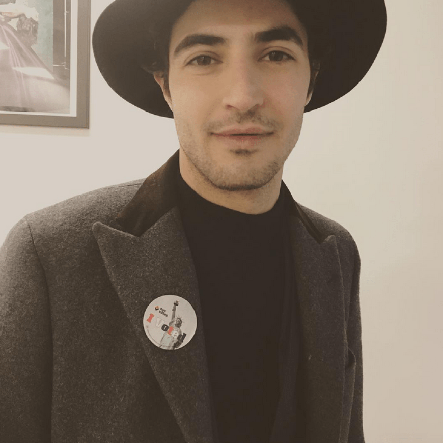 US-Designer Zac Posen lässt seinen Wahl-Sticker sprechen: