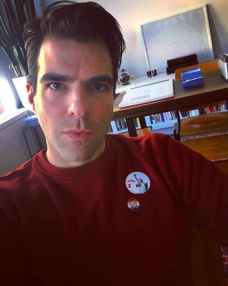 Zachary Quinto hat in New York gewählt, wie sein Sticker bezeugt.