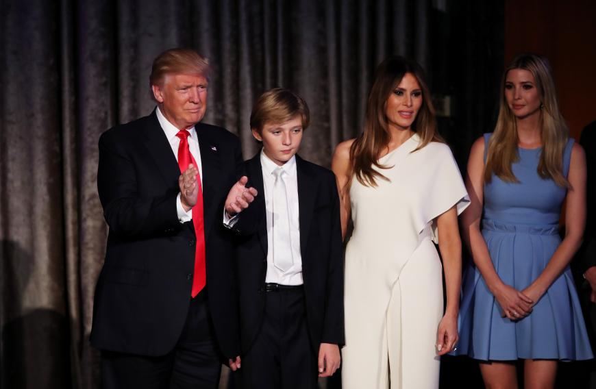 Barron Trump langweilt sich neben seinem Vater Donald Trump.