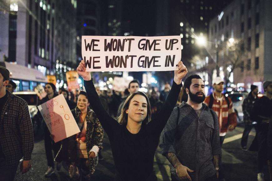 Menschen zeigen ihren Unmut gegen Donald Trump.