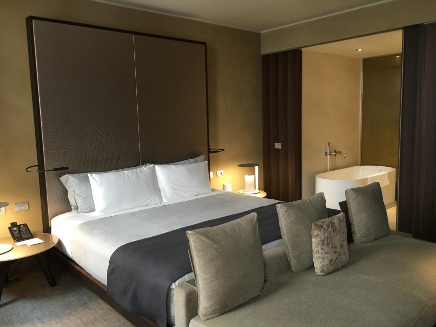 Himmlisch geschlafen hab ich im ME Milan II Duca. Das Hotel ist nur ca. 5 Minuten vom Hauptbahnhof und einer Metro-Station entfernt. www.melia.com/en/hotels/italy/milan/me-milan-il-duca