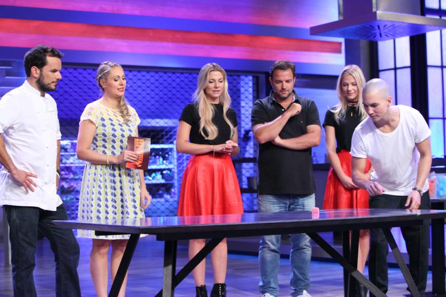 Steffen Henssler, Valentina Pahde, Martin Rütter, Cheyenne Pahde und Tim Oliver Schultz (von links, hier mit Moderatorin Ruth Moschner) im Wettstreit.