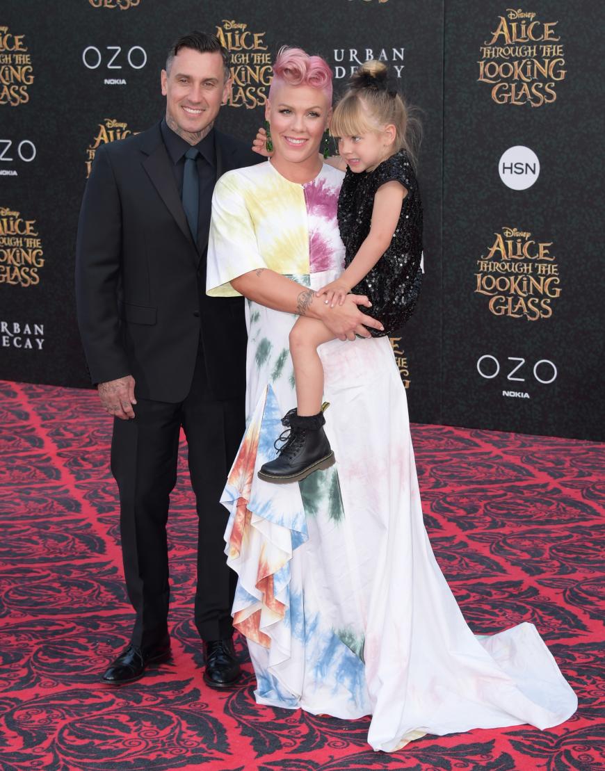 Damit ist das Familienglück perfekt! Hier ist Pink zusammen mit ihrem Mann Carey Hart und Töchterchen Willow bei der Premiere von