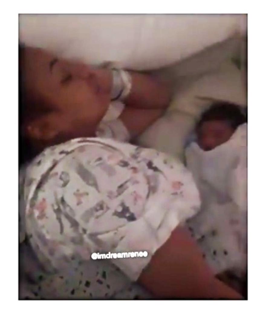 Blac Chyna und Dream Kardashian halten ein Nickerchen.