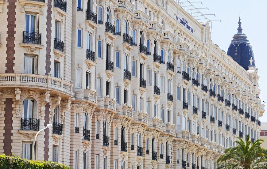 Beim Flanieren entlang der Hotels an der Croisette in Cannes lässt sich mit etwas Glück die ein oder andere prominente Persönlichkeit erspähen.