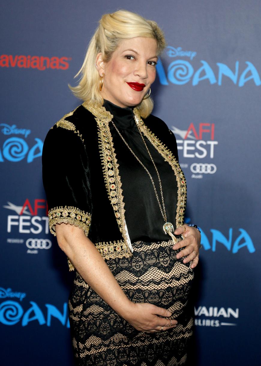 Tori Spelling hat bereits einen stolzen Babybauch.