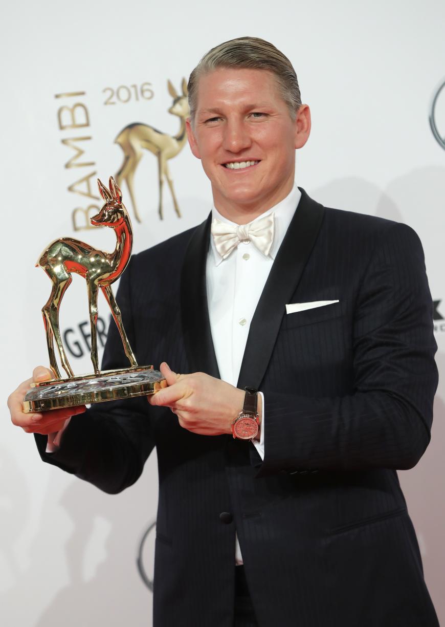 Stolz wie Oscar: Bastian Schweinsteiger darf sich dieses Jahr über einen Bambi in der Kategorie