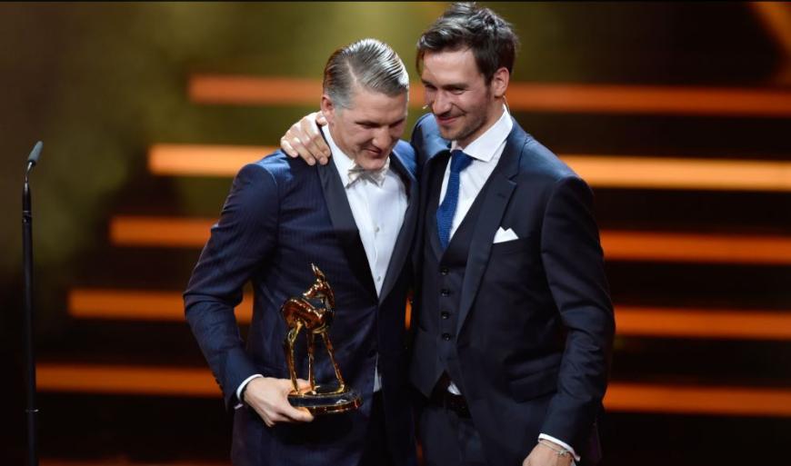 Felix Neureuther überreichte Bastian Schweinsteiger nicht nur den Bambi, sondern hielt auch eine bewegende Rede für seinen Freund aus Kindheitstagen.
