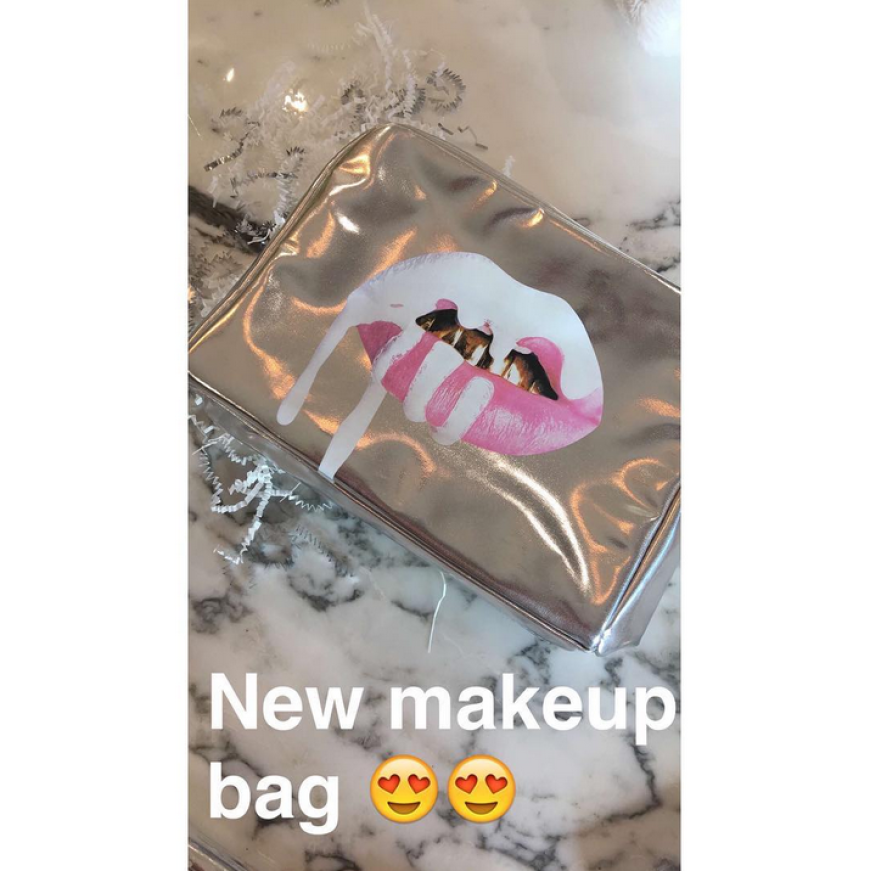 Auch Kylies beliebte Make-up-Tasche kommt im winterlich-coolen Design daher.