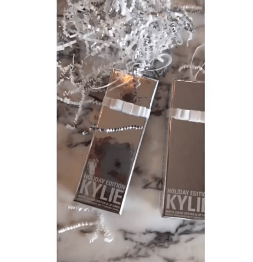 Kylie Jenners berühmte Lips Kits sind in kleine Geschenkboxen verpackt ...