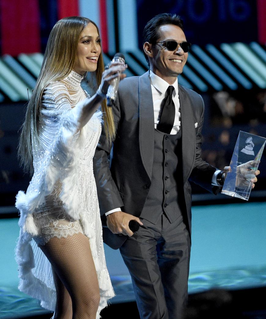 Jennifer Lopez überreichte dem Sänger einen Award als