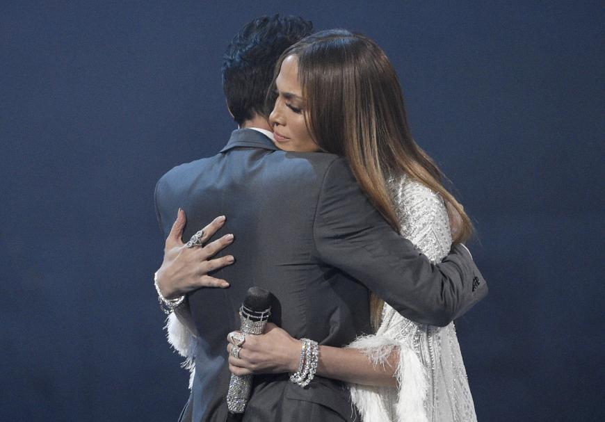 Marc Anthony und Jennifer Lopez umarmten sich inniglich auf der Bühne.