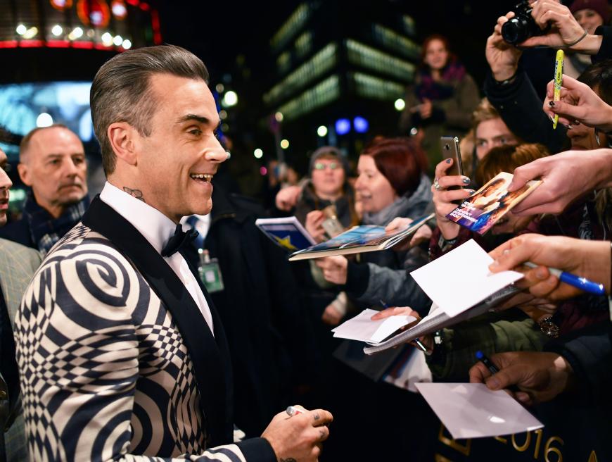 Robbie Williams gibt bereitwillig Autogramme.