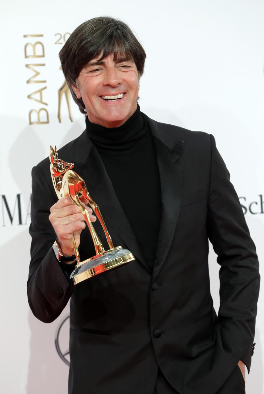 Da freut sich aber einer: Joachim Löw wurde nicht etwa für seine sportlichen Leistungen als Trainer der Fußball-Nationalmannschaft ausgezeichnet, sondern für seinen Einsatz um Integration im DFB-Team. Glückwunsch, Jogi!