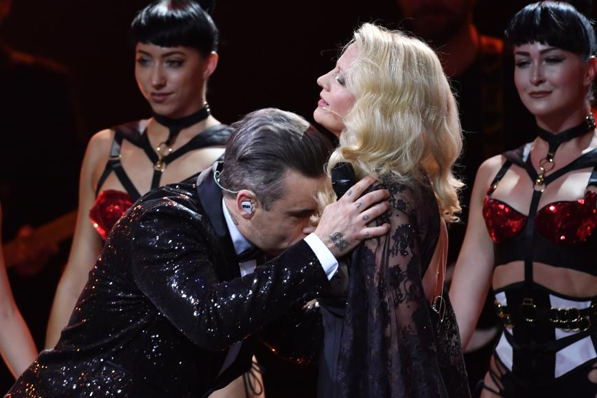 Kuss auf die Brust! Robbie Williams war offenbar so überwältigt von der Bambi-Verleihung, dass er sich bei Barbara Schöneberger auf ganz besondere Weise bedanken wollte - in ihrem Dekolletee.