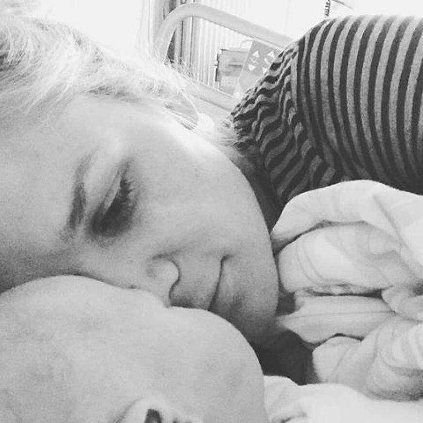 Sara Kulka im Mutterglück: "Liebe teilt sich nicht, sie verdoppelt sich", schrieb sie auf Facebook. 
