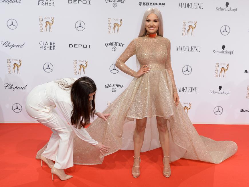 DSDS-Jurorin Shirin David lässt sich ihr Kleid richten.