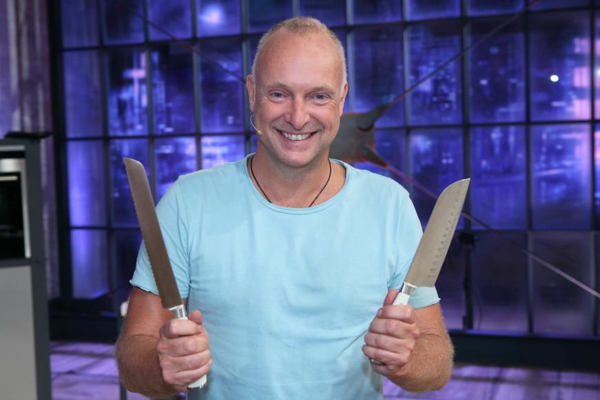 Moderator Frank Buschmann zeigt sich siegessicher.