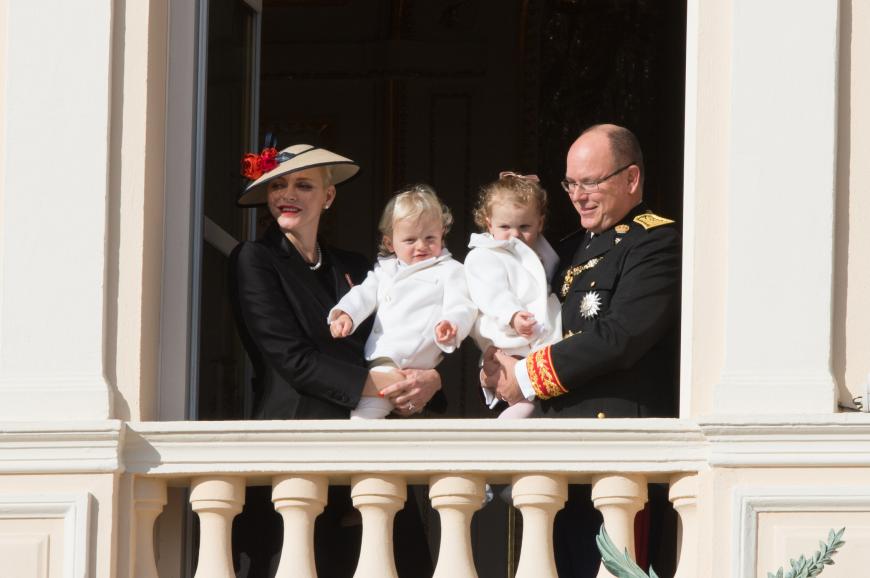 Prinzessin Charlène und Prinz Albert präsentierten sich mit Jacques und Gabriella auf dem Balkon des Palastes.