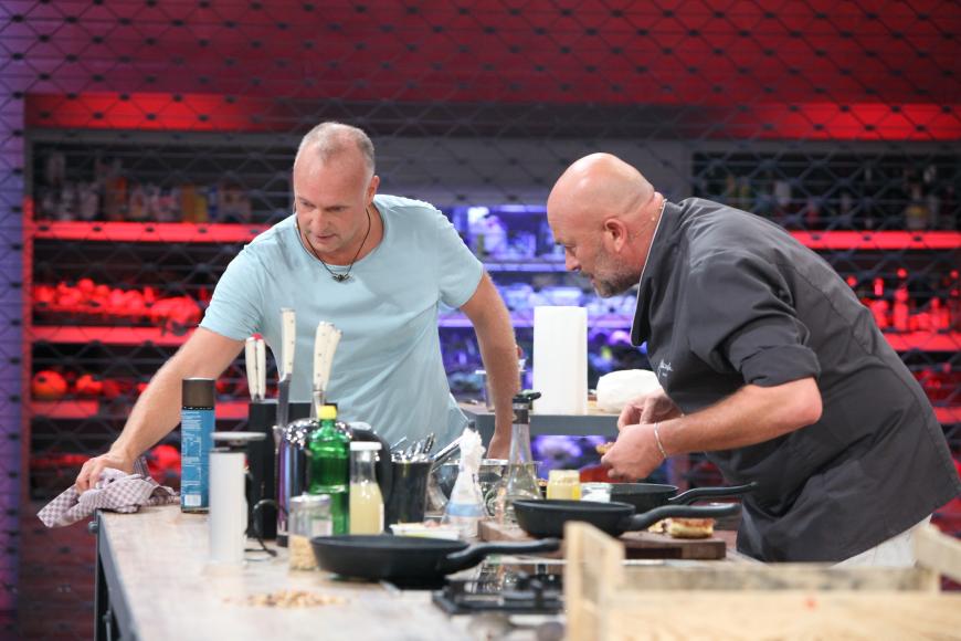 Doch schnell versinkt die Küche im Chaos. Da verzweifelt sogar Koch-Coach Stefan Wiertz.
