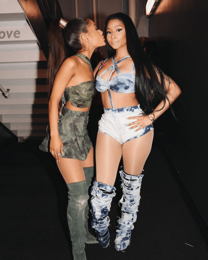 Ein Küsschen von Ariana Grande für Nicki Minaj