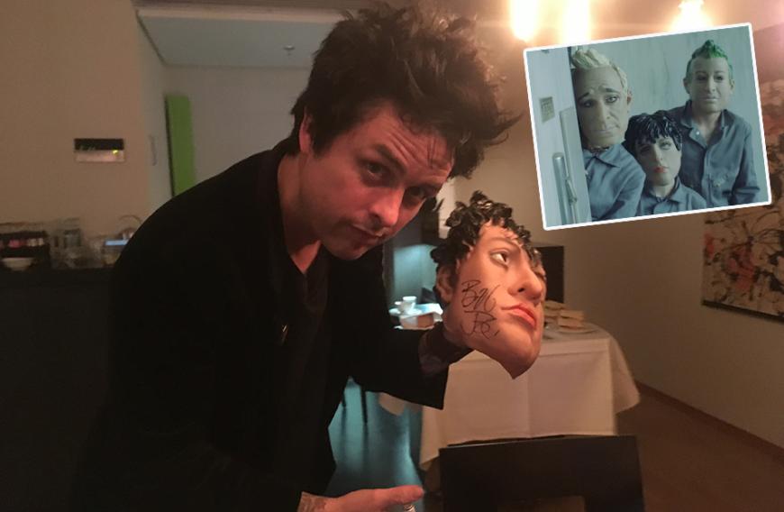 Green Day
Signierte Masken
Da geht der Punk ab: Billie Joe Armstrong, Tré Cool und Mike Dirnt alias Green Day haben uns die Latex-Masken aus ihrem Video zur Hit-Single „Bang Bang“ signiert – und du kannst diese nun ersteigern!
Artikelnummer: 252640142001 HIER MITBIETEN
@page { margin: 2cm }
h4 { margin-top: 0.49cm; margin-bottom: 0.49cm; direction: ltr; text-align: left; orphans: 2; widows: 2; page-break-after: auto }
h4.western { font-family: