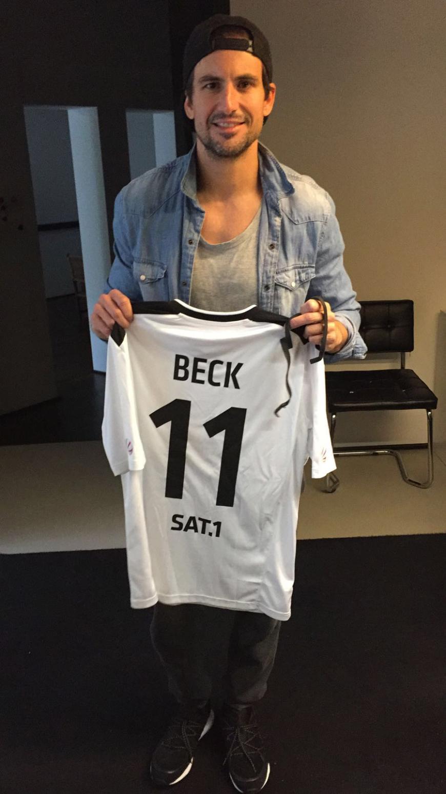 p.p1 {margin: 0.0px 0.0px 0.0px 0.0px; font: 8.5px Helvetica; color: #ffffff}
Tom Beck
Konzertbesuch, Meet & Greet + signiertes Trikot
Ein Trikot-Tausch mit Tom Beck – Fan-Herz, was willst du mehr? Vielleicht noch ein Meet & Greet mit dem Sänger plus 1 x 2 Karten für eines seiner Konzerte? Na gut, weil du es bist!
eBay-Artikelnummer: 252629454631 HIER MITBIETEN
@page { margin: 2cm }
p { margin-bottom: 0.25cm; direction: ltr; line-height: 120%; text-align: left; orphans: 2; widows: 2 }
a:link { color: #0000ff }