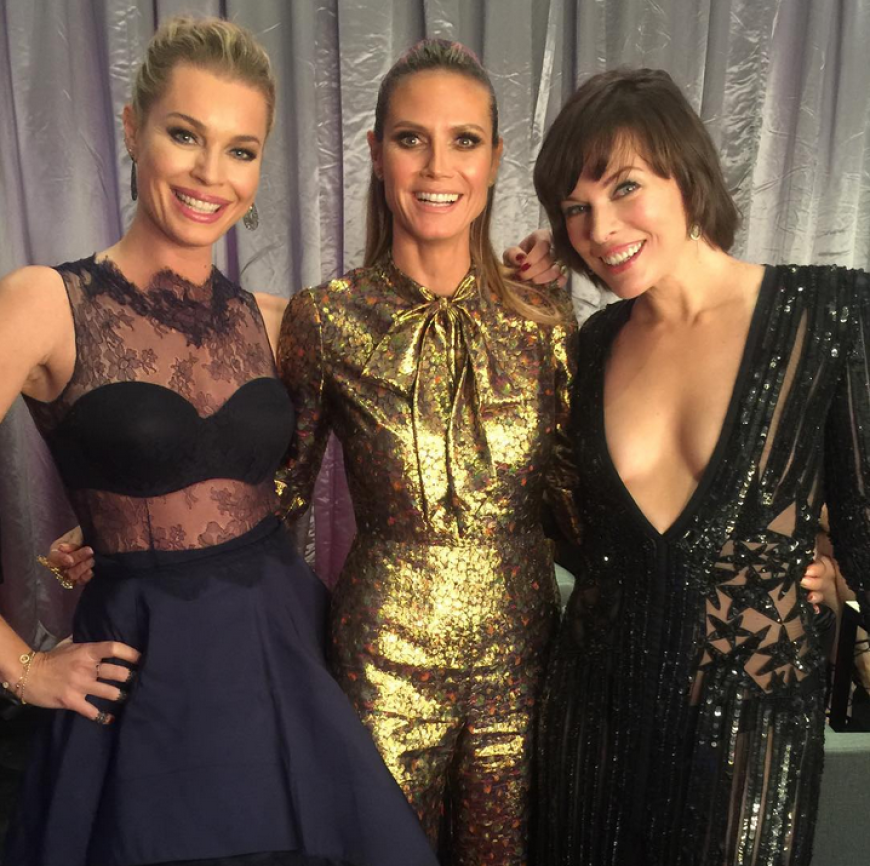 Rebecca Romijn, Heidi Klum und Milla Jovovich posierten im Backstage-Bereich für ein Selfie.