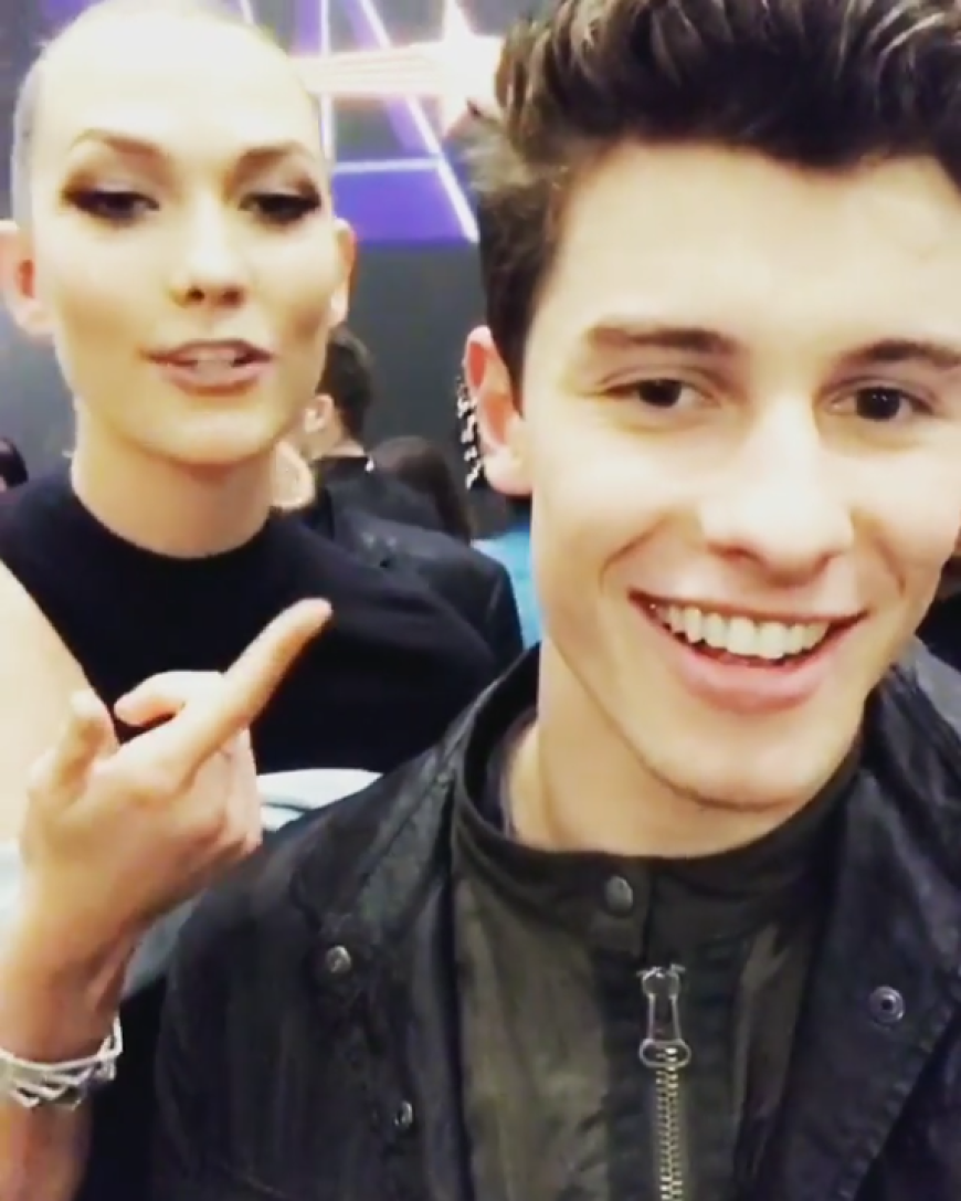 Shawn Mendes klaute kurzerhand Model Karlie Kloss ihren Ohrschmuck und witzelte: „Es passt besser an mein Ohr, tut mir leid.“