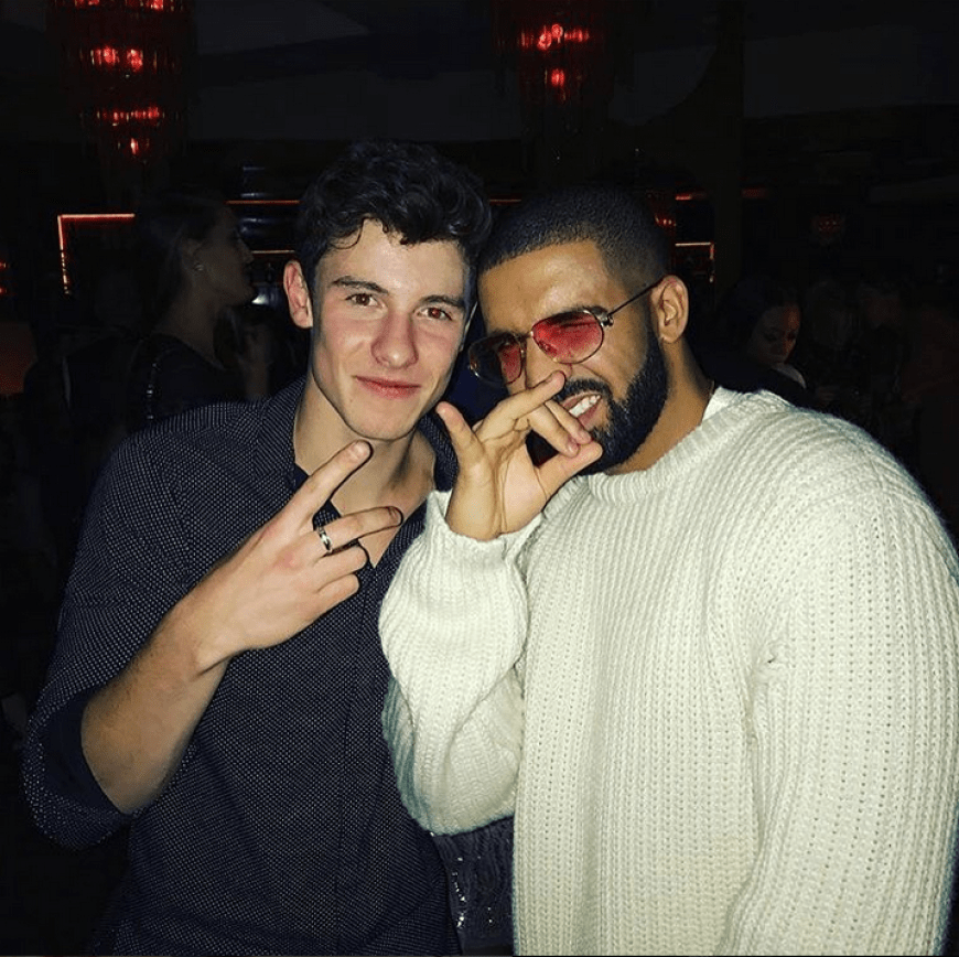 Shawn Mendes ließ es sich nicht nehmen noch kurz für ein Selfie mit seinem Vorbild Drake zu posieren.