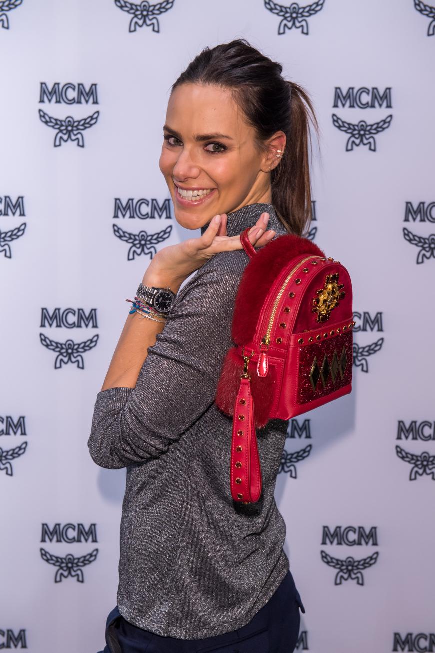 Esther Sedlaczek posierte mit dem coolen, kleinen MCM Rucksack.