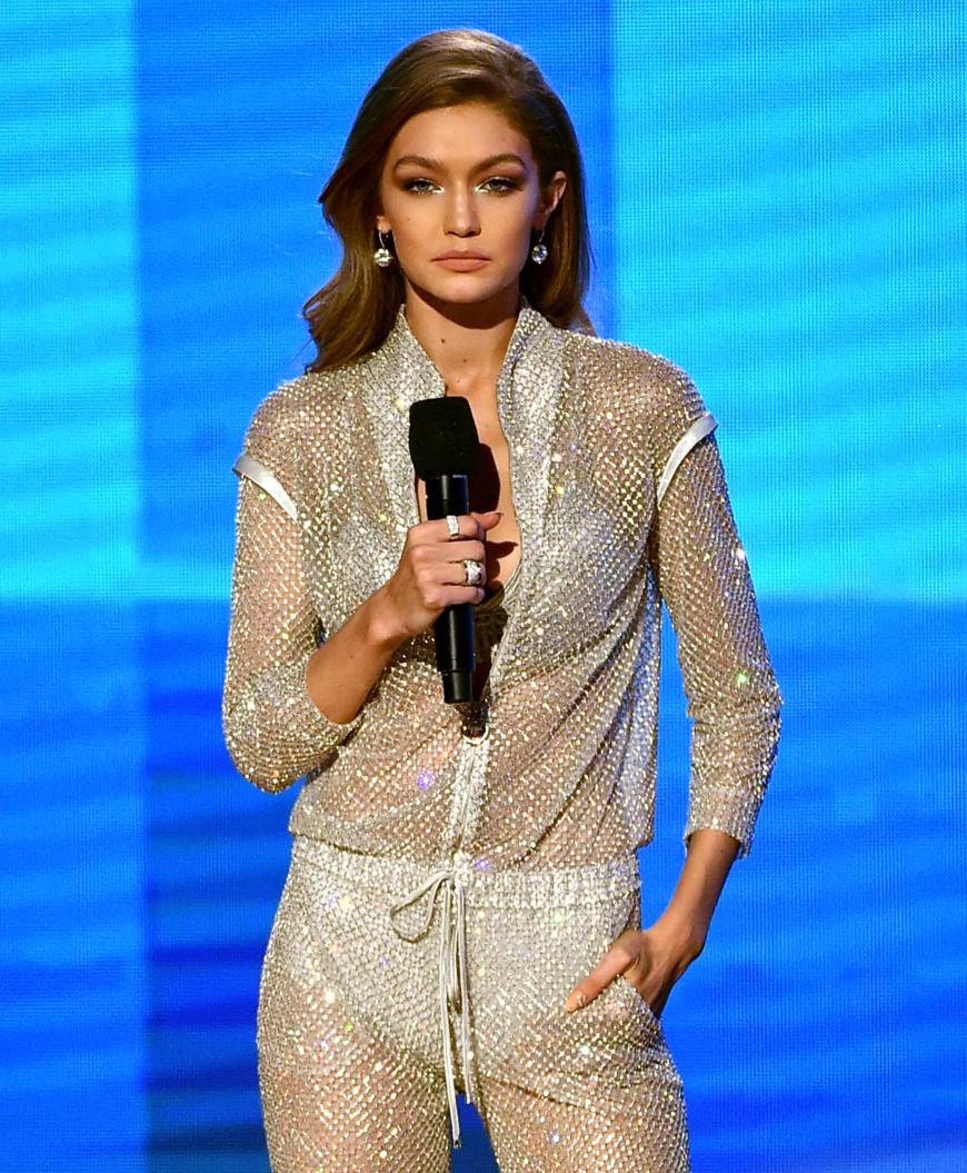 Gigi Hadid rechtfertigt sich für ihren Seitenhieb gegen Melania Trump bei den AMAs.