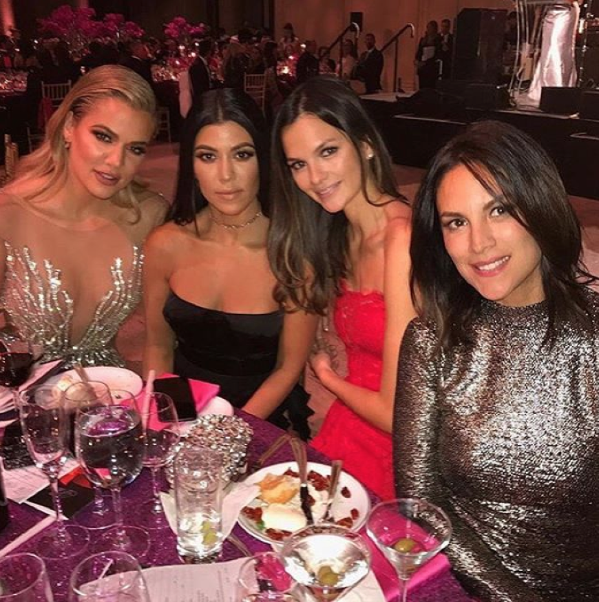 Khloé Kardashian udn Kourtney Kardashian traten ohne Kim Kardashian beim Angel Ball auf.