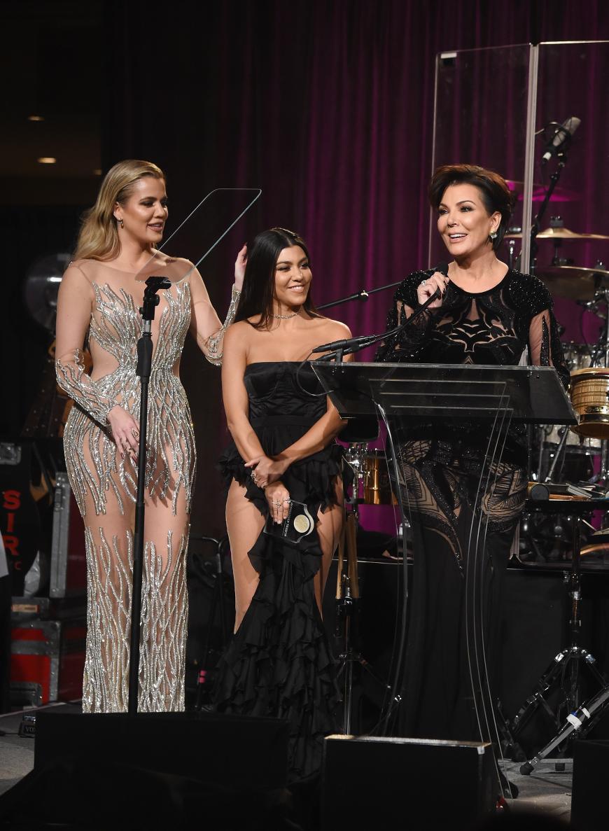 Khloé Kardashian, Kourtney Kardashian und Mutter Kris Jenner hielten währenddessen eine Rede beim Angel Ball in New York.