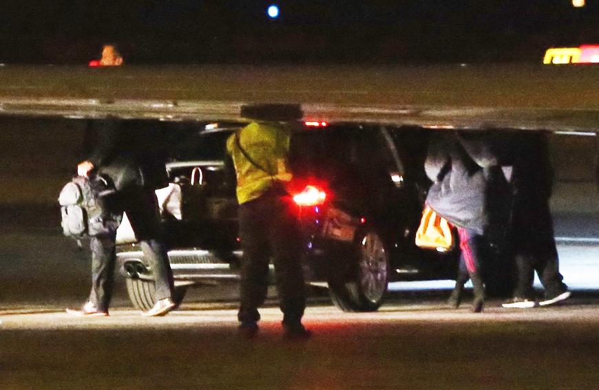 Kim Kardashian ist von New York und ihrem geplanten Auftritt beim Angels Ball geradewegs zurück nach Los Angeles geflogen - hier bei ihrer Ankunft am Flughafen.