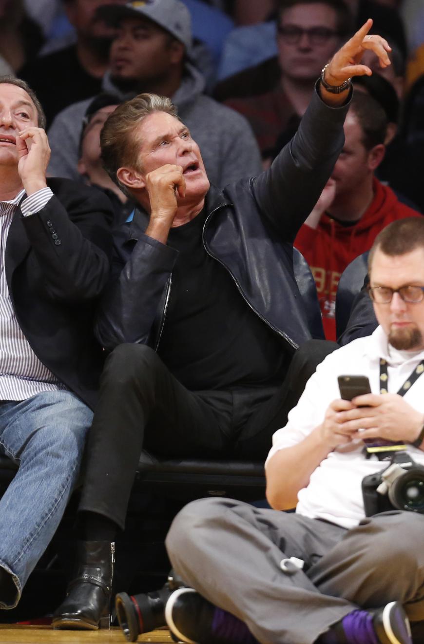 Wen haben wir denn da?! David Hasselhoff staunt nicht schlecht, als er sich auf dem Stadion-Bildschirm entdeckt. Das Spiel der Los Angeles Lakers gegen die Oklahoma City Thunder ließ sich der Schauspieler nicht entgehen.
