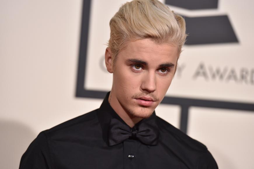 Justin Bieber hat in Barcelona einen aufdringlichen Fan ziemlich ruppig in seine Schranken gewiesen.