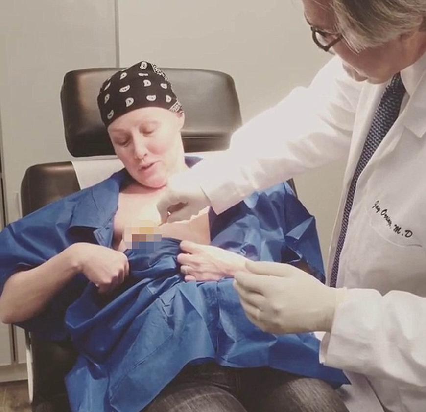 Anfang des Jahres 2015 wurde bekannt, dass Shannen Doherty an Brustkrebs erkrankt ist. Aus ihrer Erkrankung machte die Schauspielerin nie ein Geheimnis, teilte regelmäßig Fotos von ihrer Chemo.