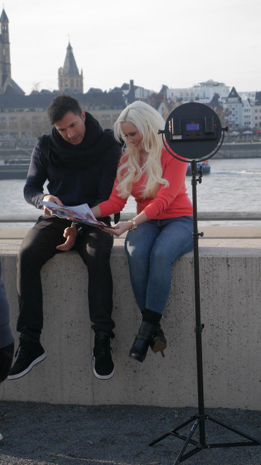 Gut getroffen auf den Fotos? Dani und ihr Liebster beäugen die Titelgeschichte ganz genau.