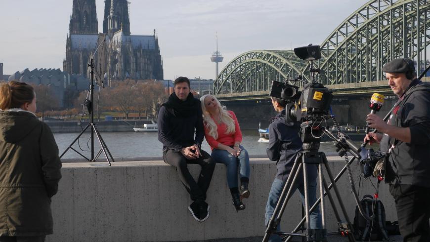 Laaaaangweilig! Daniela Katzenberger döst während der Drehpause an Lucas' Schulter.