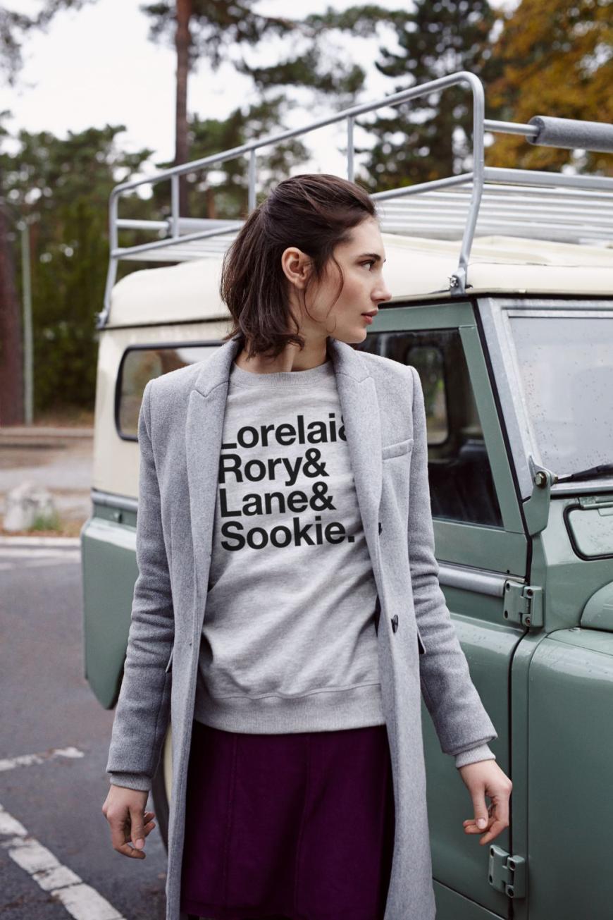 Der graue Sweater sieht unglaublich cool und lässig aus! Unverzichtbar für den „Gilmore Girls