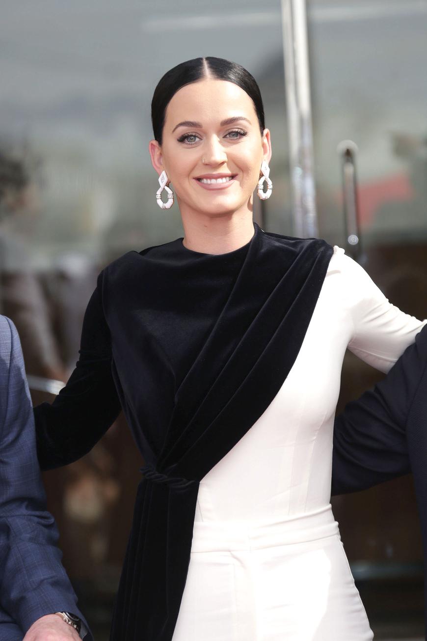Katy Perry reagierte ganz gelassen auf die Trennungsgerüchte um sie und Freund Orlando Bloom und veröffentlichte ein vielsagendes Video auf Instagram.