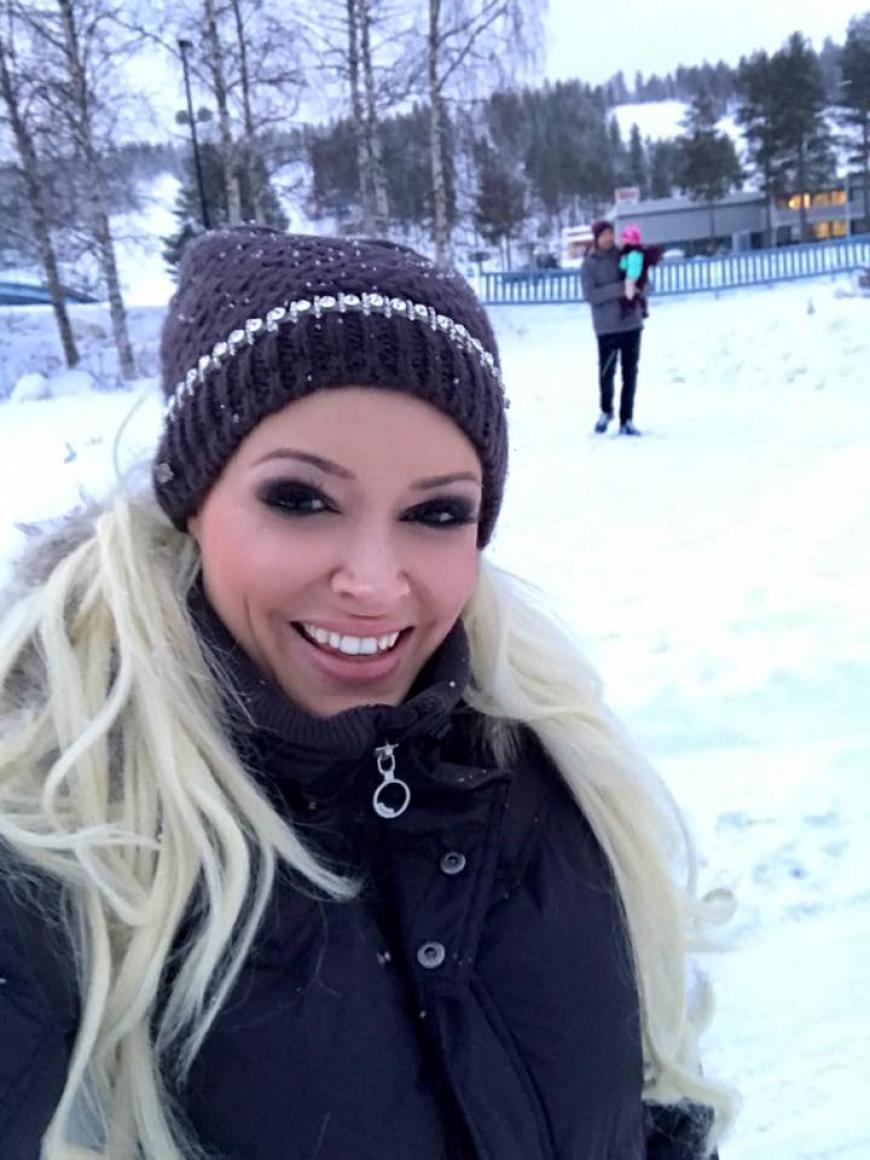 Kurz nach dem 1. Advent sendet Daniela Katzenberger verschneite Grüße aus Finnland, wo sie gerade mit Ehemann Lucas und Tochter Sophia Urlaub macht.