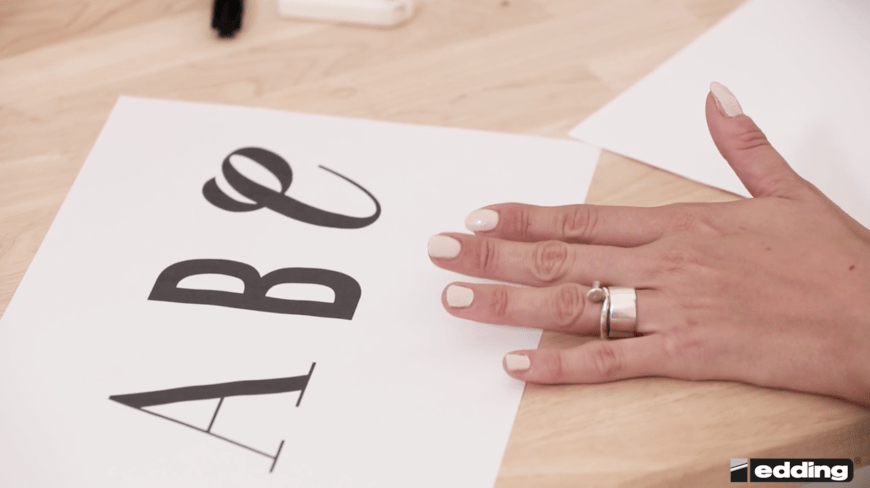 Im Video-Tutorial zeigt Hannah gemeinsam mit edding und DaWanda, wie Handlettering-Newcomer am besten einsteigen.