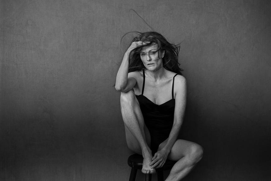 Auch Julianne Moore sehen wir in diesem Foto kraftvoll wie nie. „Ich wollte“, so Lindbergh, „die Frauen auf eine ganz andere Weise in Szene setzen. Ich habe mein Ziel erreicht, indem ich Schauspielerinnen gewählt habe, die in meinem Leben eine wichtige Rolle gespielt haben, und denen ich bei den Shootings so nahe wie möglich gekommen bin. Als Künstler trage ich die Verantwortung, die Frauen vom Bild der ewigen Jugendlichkeit und Perfektion zu befreien.