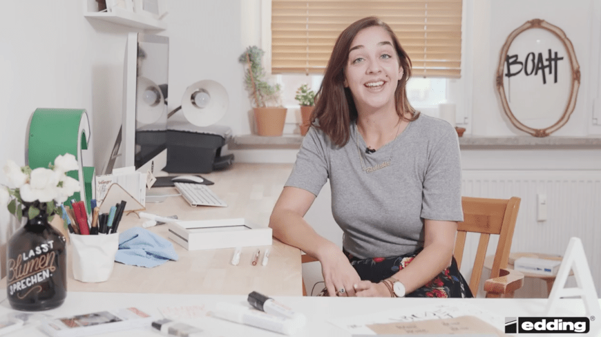 Sag's mit einem Spruch! Hannah Rabenstein weiß, wie du deine eigenen vier Wände mit Hilfe von Handlettering verschönern kannst.